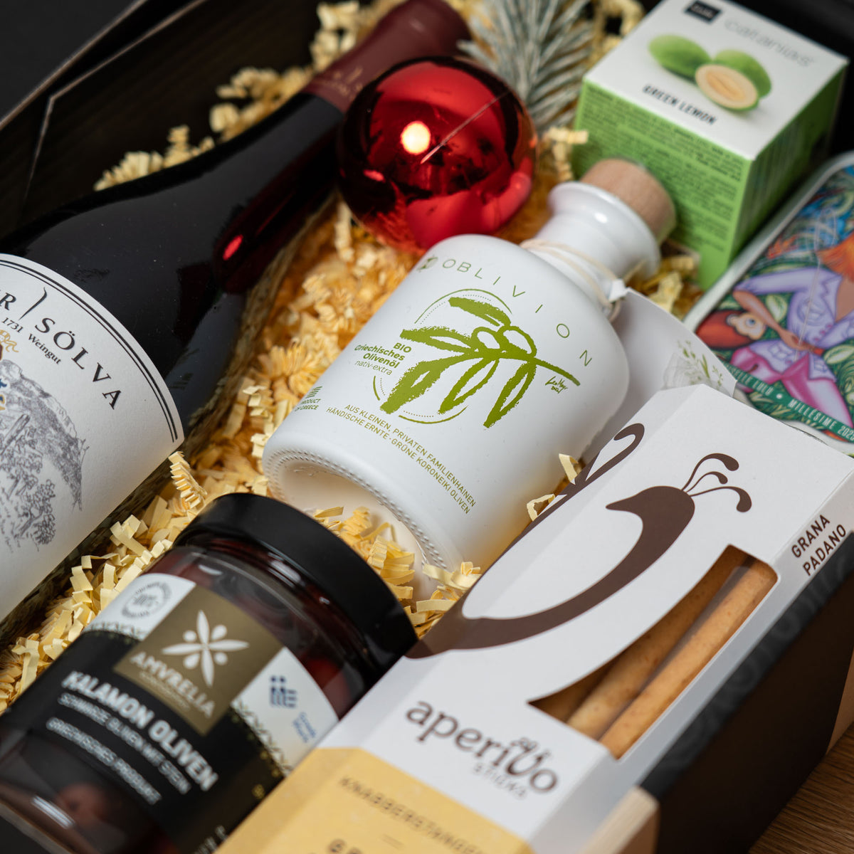 Südtiroler Rotwein & mediterrane Delikatessen – geöffnetes Geschenkpaket