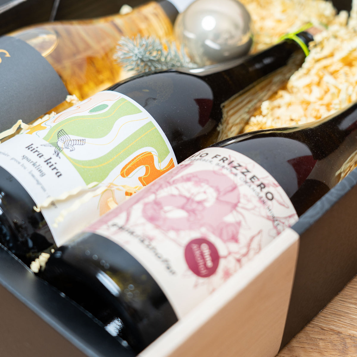 Dreifach alkoholfrei prickeln – geöffnetes Geschenkpaket