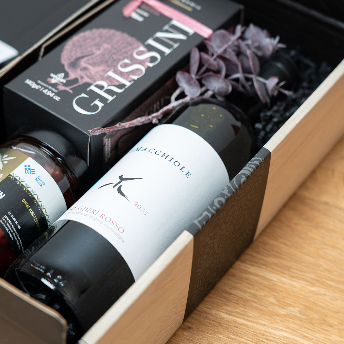 Bolgheri Rosso mit Oliven-Begleitung – geöffnetes Geschenkpaket