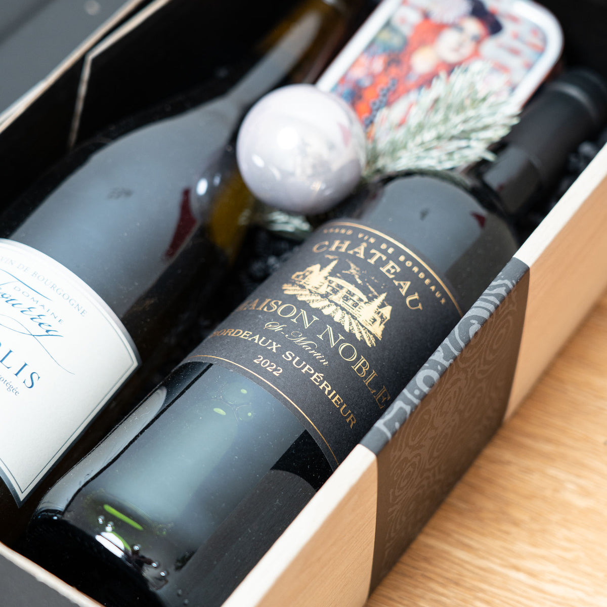 Bonjour Frankreich: Chablis & Bordeaux – geöffnetes Geschenkpaket
