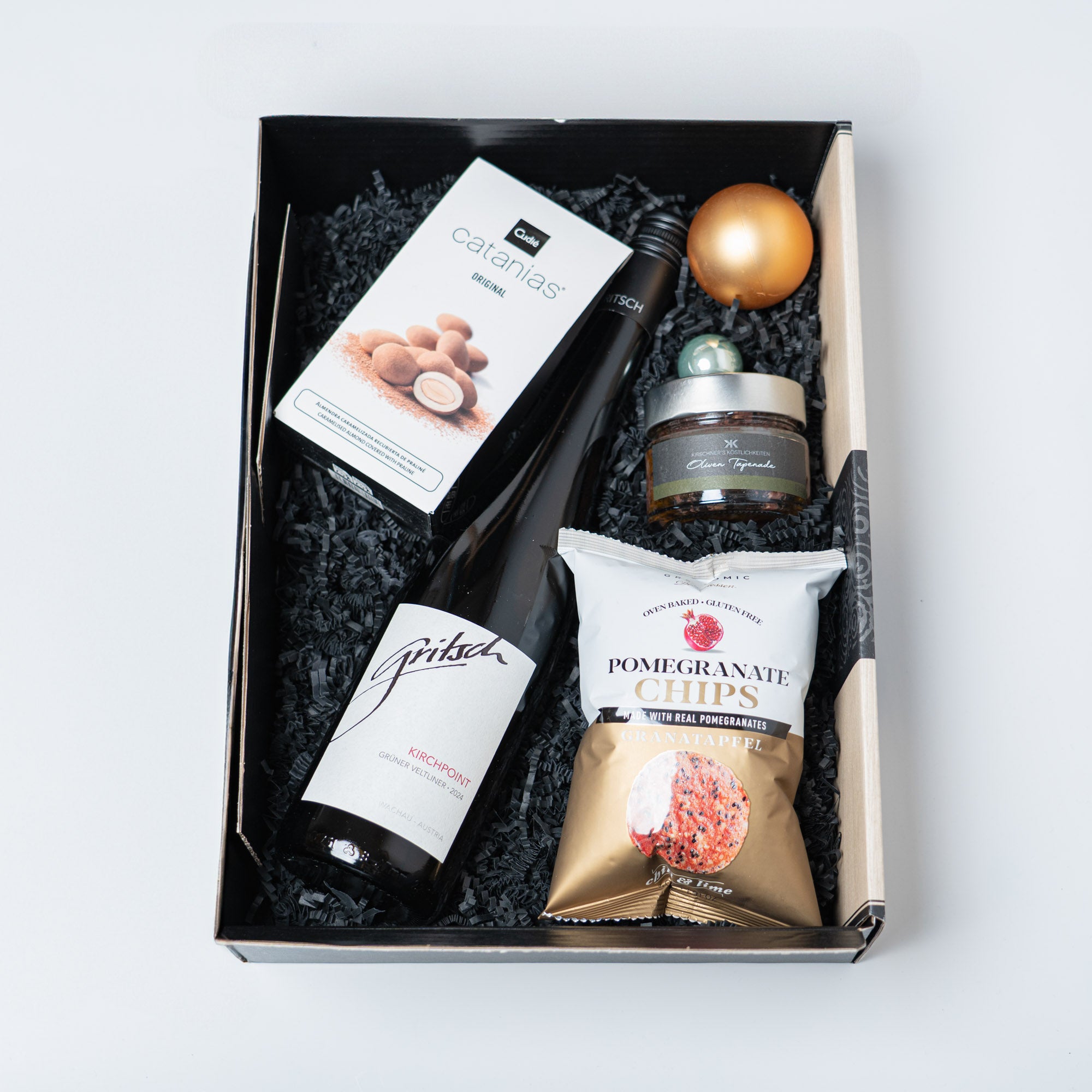 Weihnachtlicher Genusskorb mit Knabberei