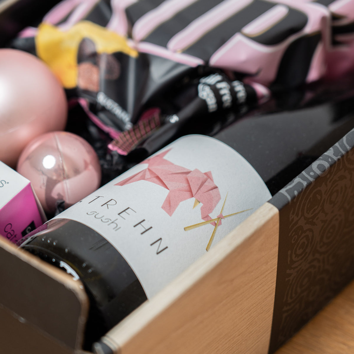 Sushi-Rosé mit Trüffelchips – geöffnetes Geschenkpaket