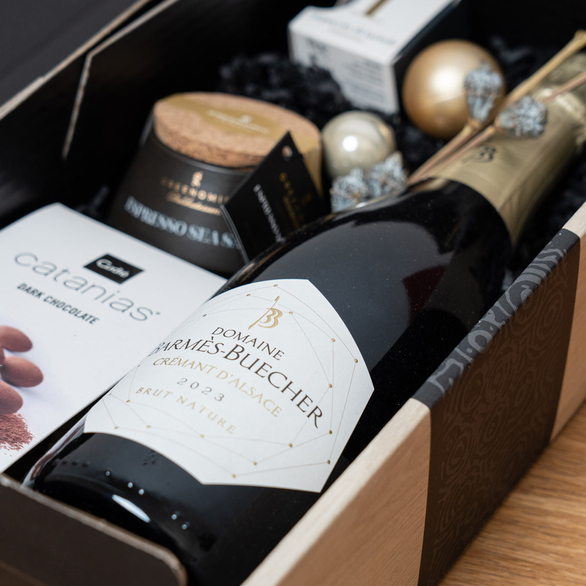 Crémant exklusiv mit Trüffel & Schokolade – geöffnetes Geschenkpaket