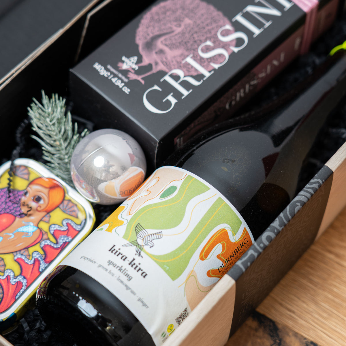 Kira-Kira alkoholfrei mit Meeresfeinkost – geöffnetes Geschenkpaket