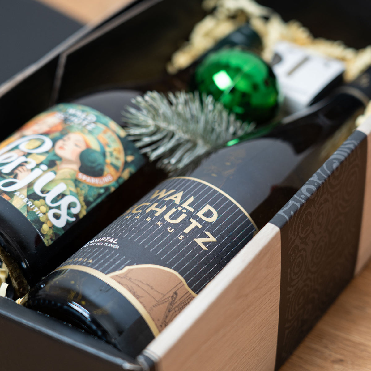 Waldschütz: Veltliner, Verjus & Trüffel – geöffnetes Geschenkpaket