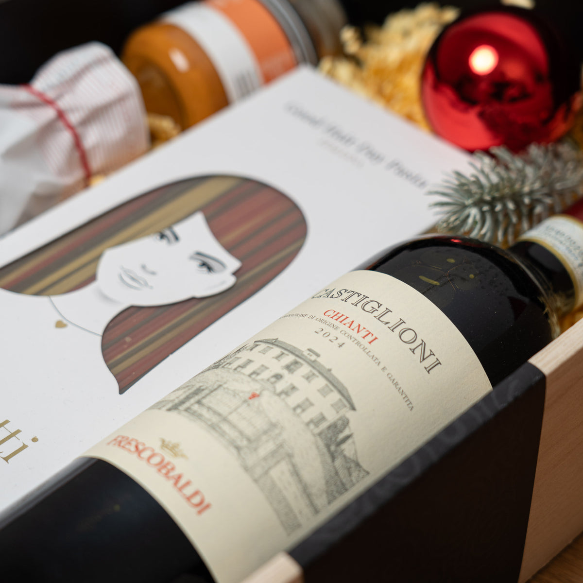 Italienischer Pasta-Abend mit Chianti – geöffnetes Geschenkpaket