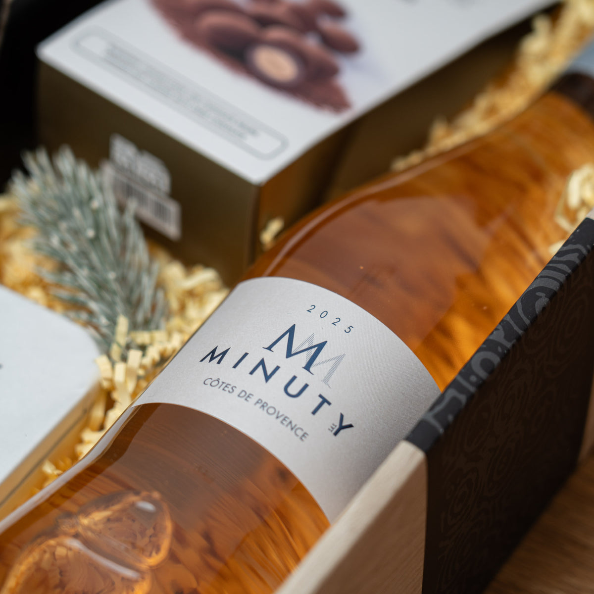 Provence-Rosé mit Sardine & Schokolade – geöffnetes Geschenkpaket