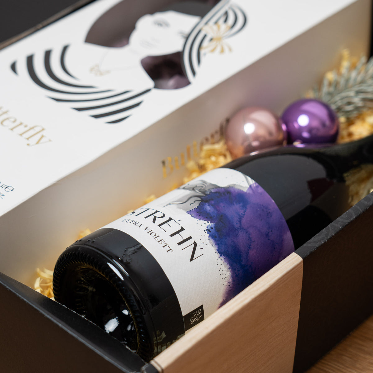 Ultra Violett trifft Butterfly-Pasta – geöffnetes Geschenkpaket