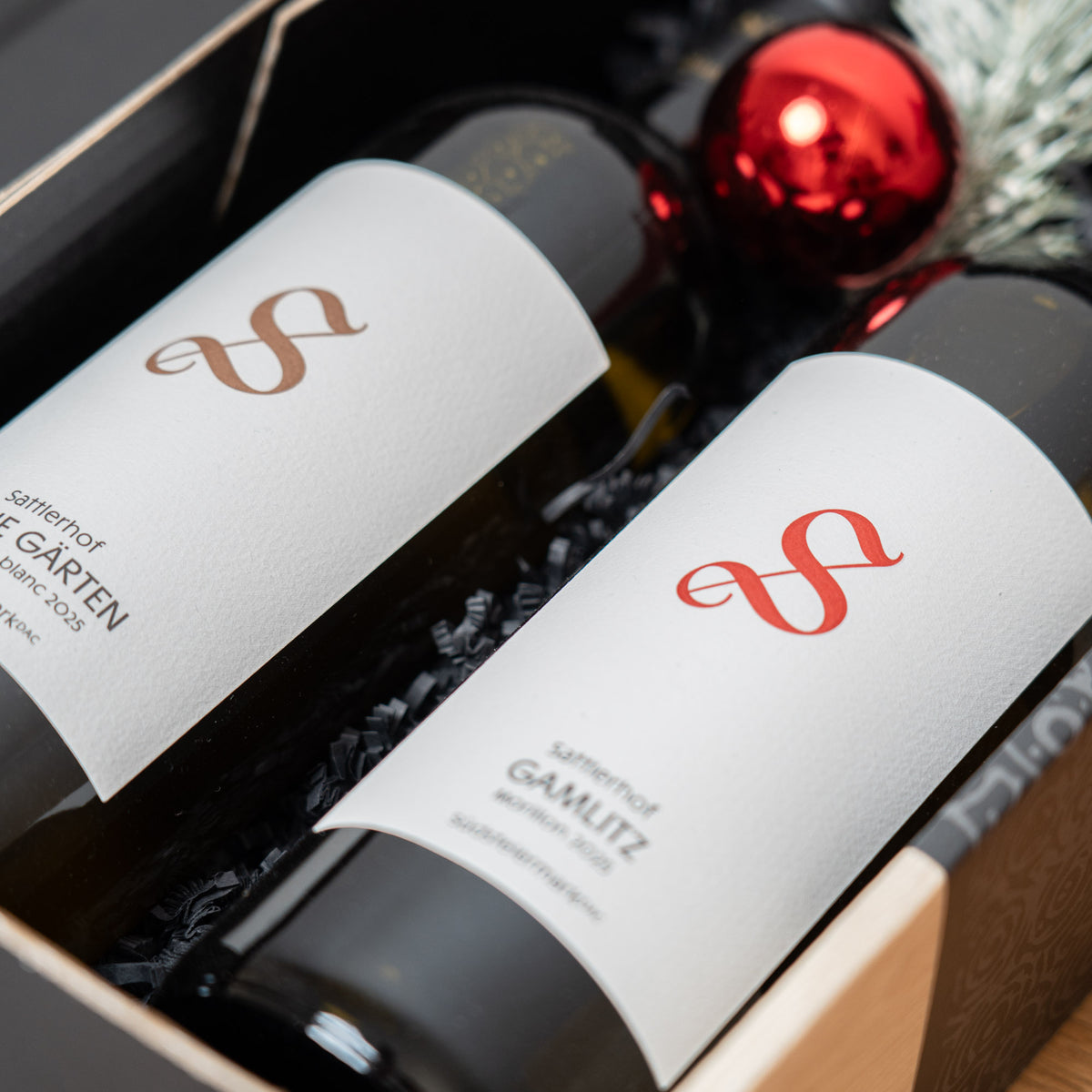 Südsteirisches Weinduo vom Sattlerhof – geöffnetes Geschenkpaket