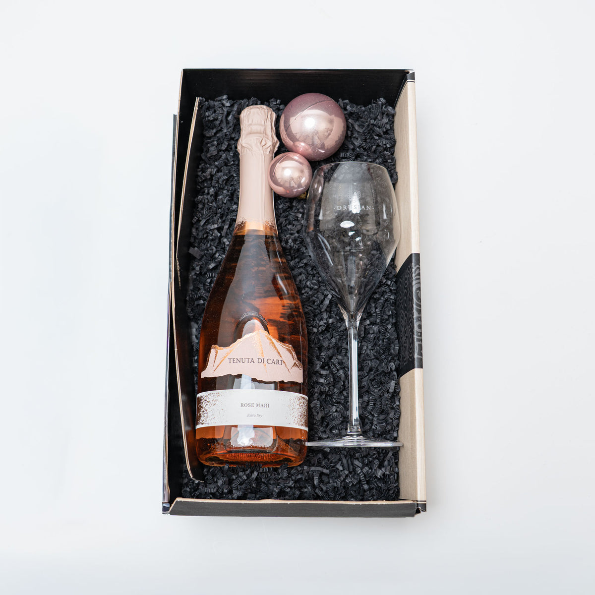 Prickelnder Rosé-Gruß mit Glas