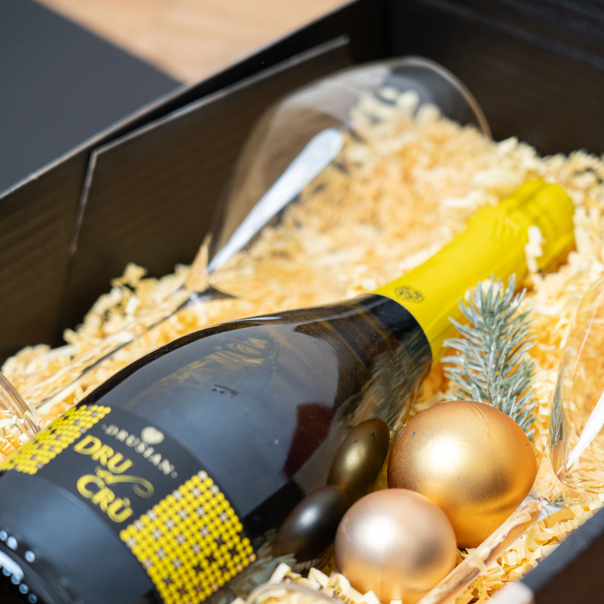 Dru el Crù mit zwei Gläsern – geöffnetes Geschenkpaket